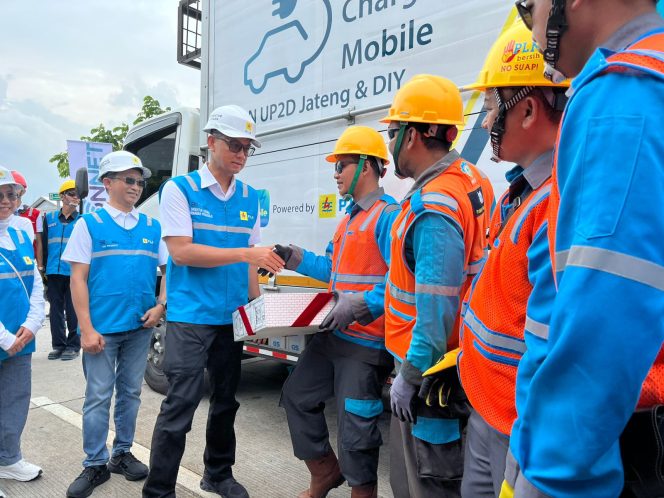
					Sambangi SPKLU KM 379A Tol Trans Jawa Saat Libur Nataru, Direktur PLN Sapa Pelanggan