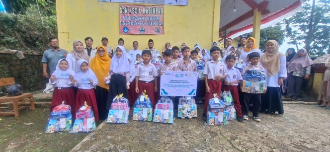 
					Sambut Hari Kemerdekaan, YBM Berkolaborasi dengan Srikandi PLN UP3 Pekalongan Serahkan Bantuan Peralatan Sekolah Untuk Siswa SD Negeri Kecil Kasimpar